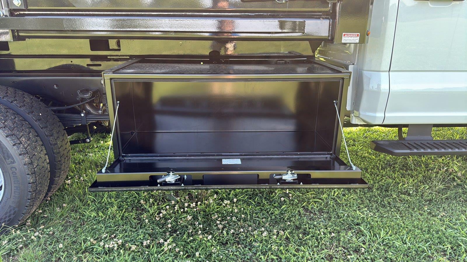 2026 Ford Super Duty F-550 Drw 12' DYNAPRO LANDSCAPE DUMP, FULL CAB SHIELD, MANUAL TARP, COMBO HITCJ, 48" UNDERBODY TOOLBOX