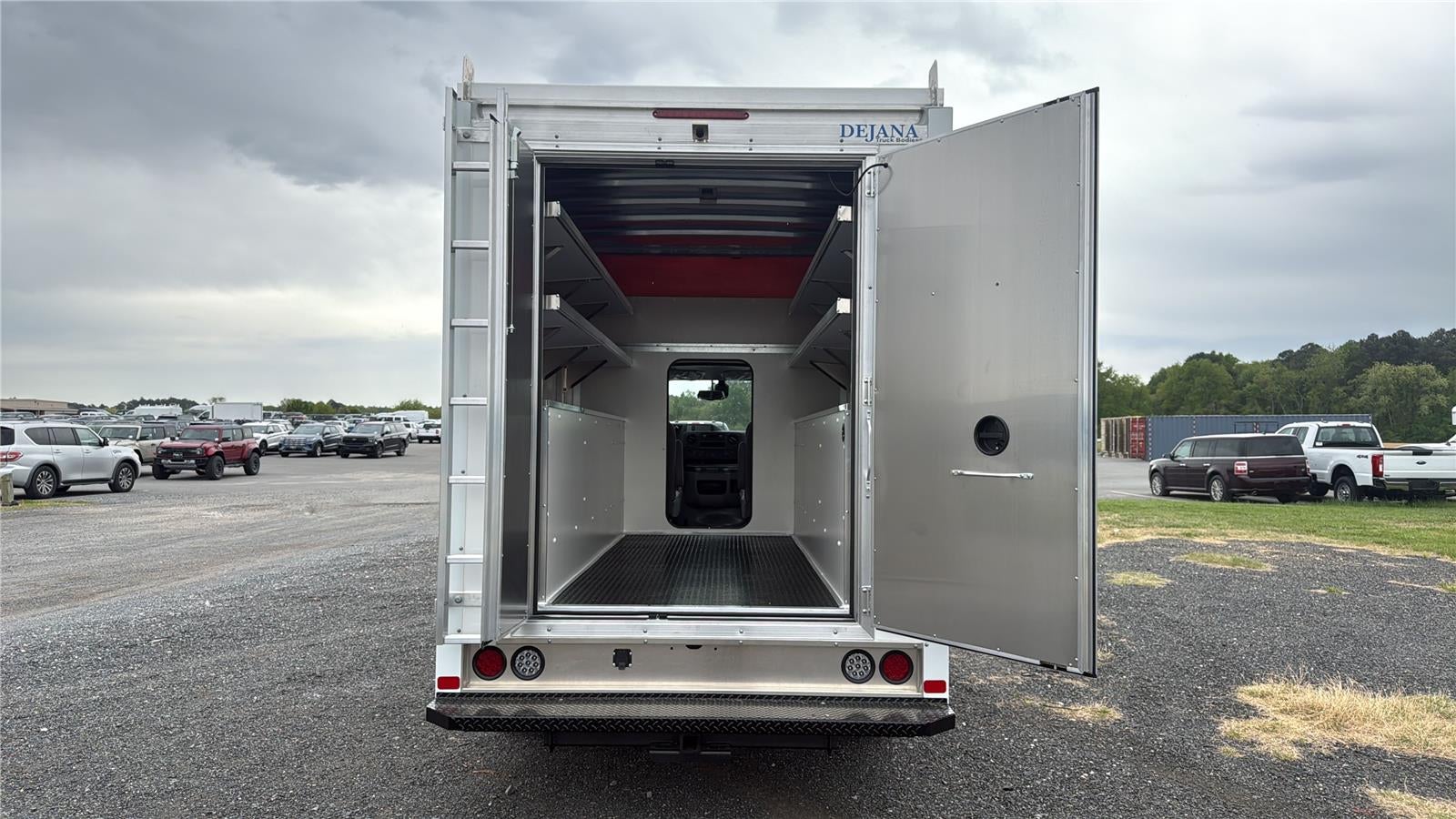 2027 Ford E305t E-350 SRW