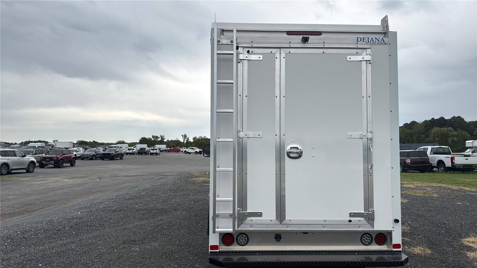 2027 Ford E305t E-350 SRW