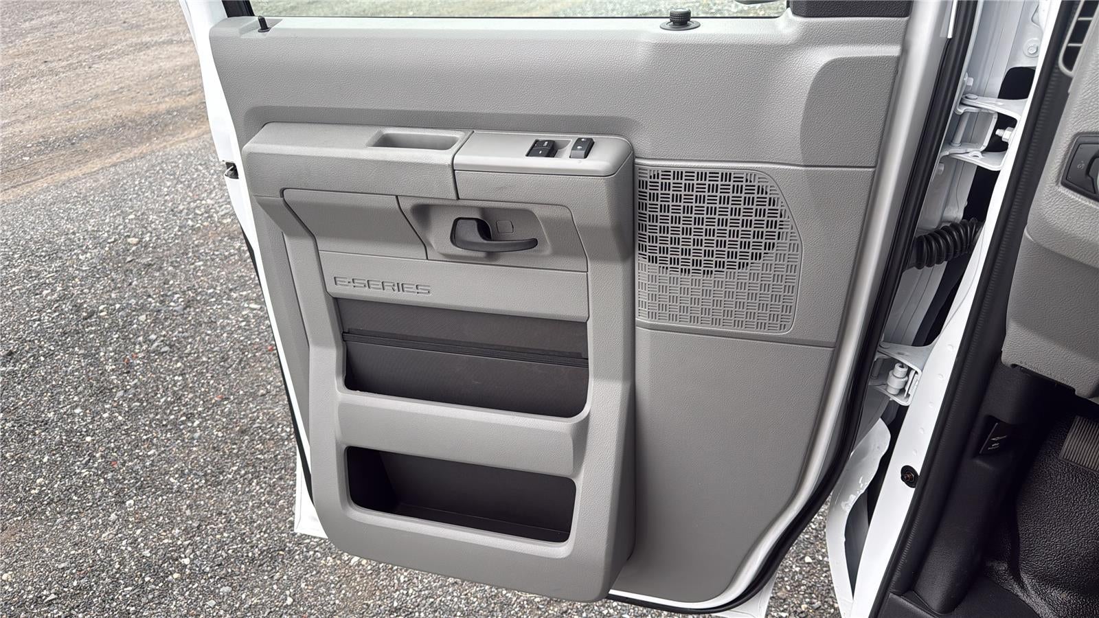 2027 Ford E305t E-350 SRW