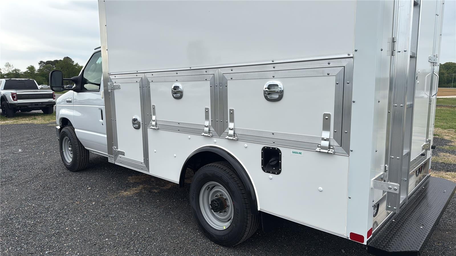 2027 Ford E305t E-350 SRW