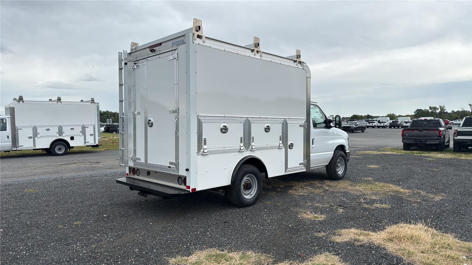 2027 Ford E305t E-350 SRW