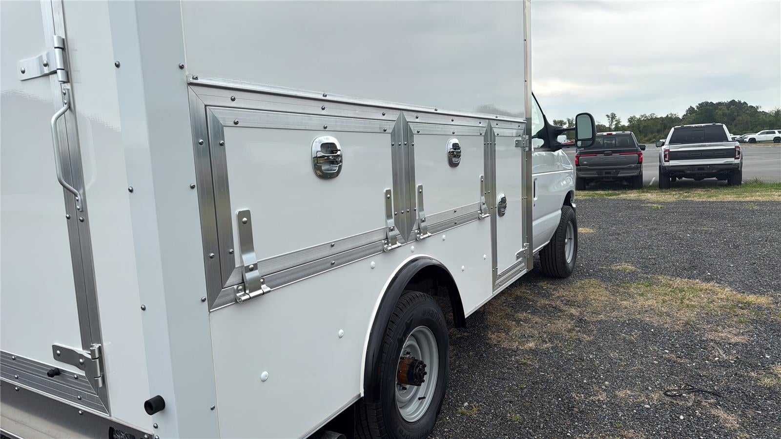 2027 Ford E305t E-350 SRW