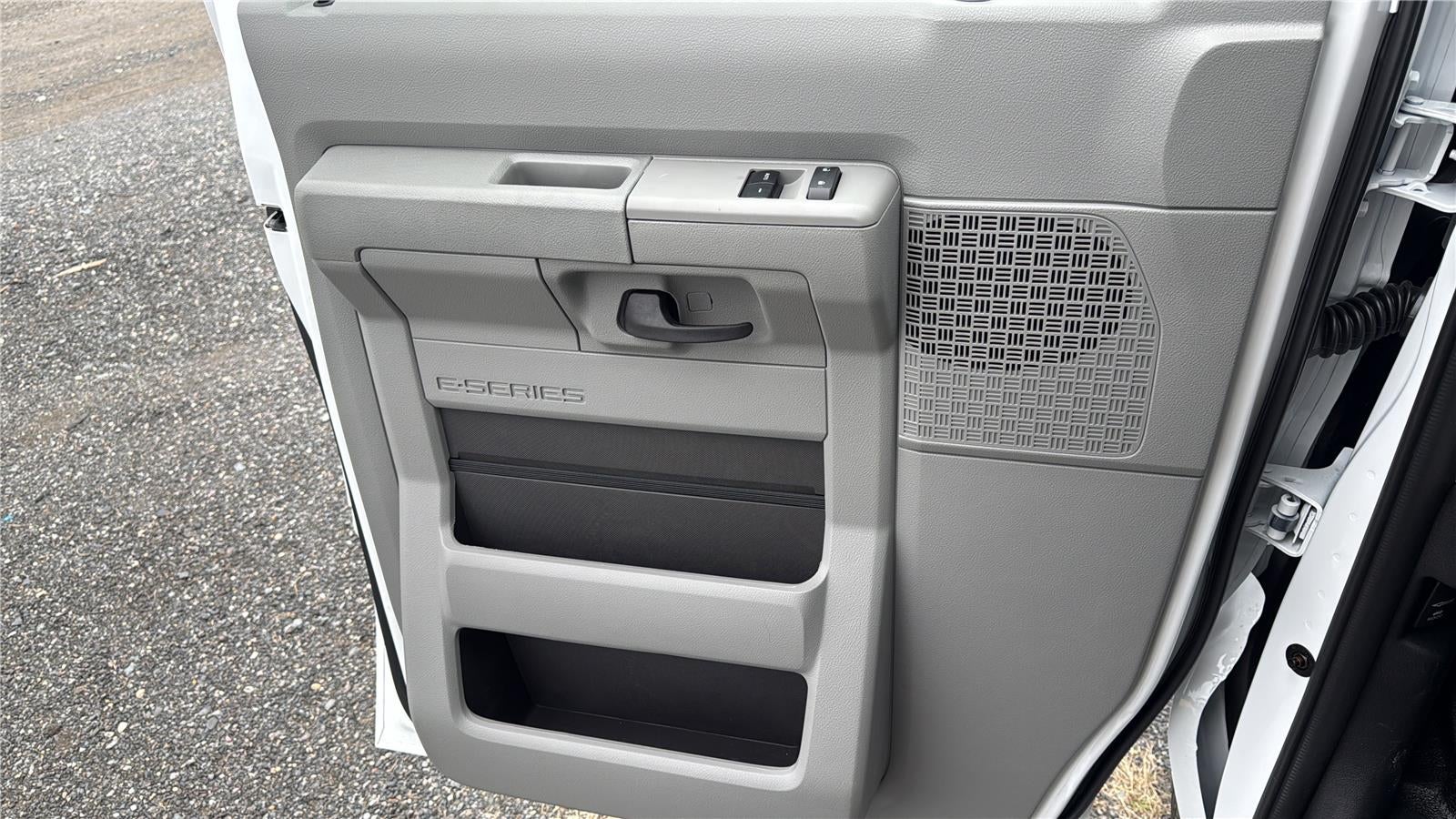 2027 Ford E305t E-350 SRW