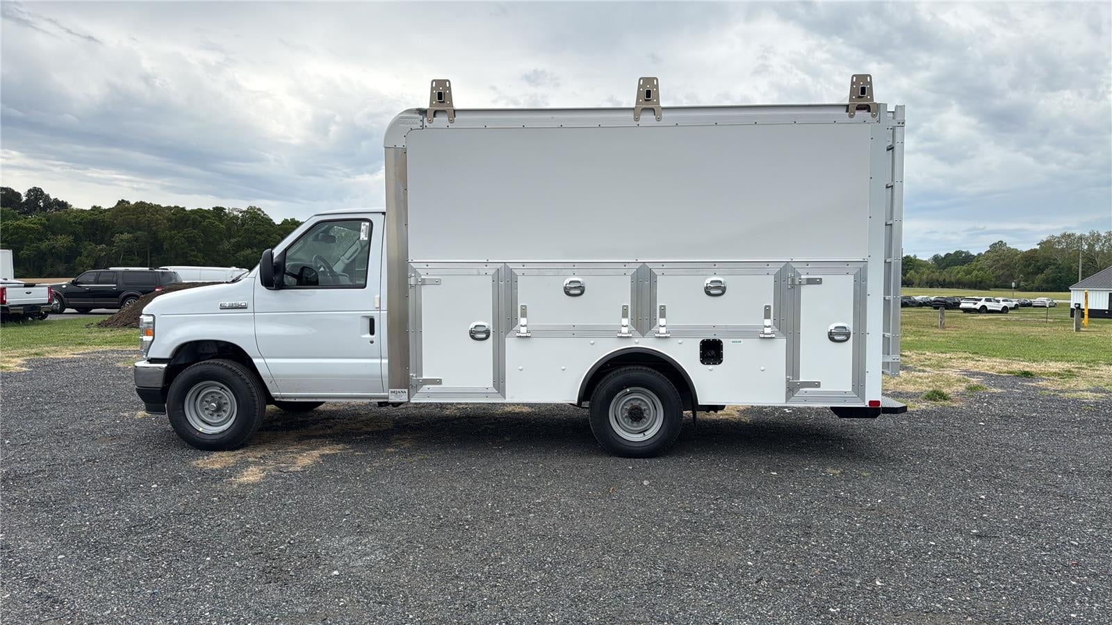 2027 Ford E305t E-350 SRW