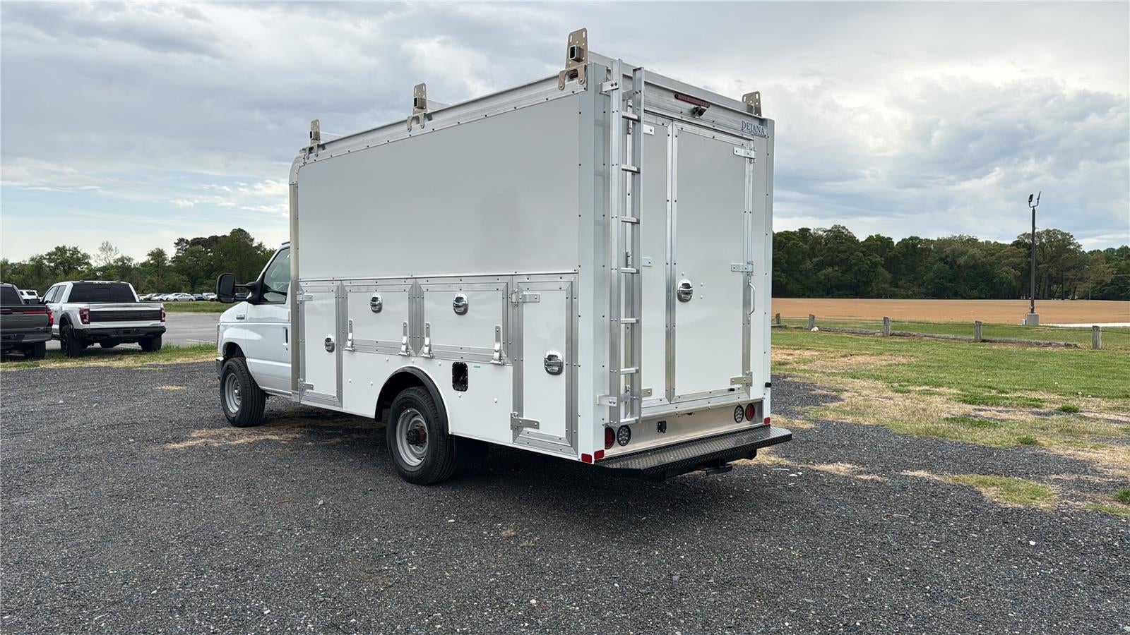 2027 Ford E305t E-350 SRW