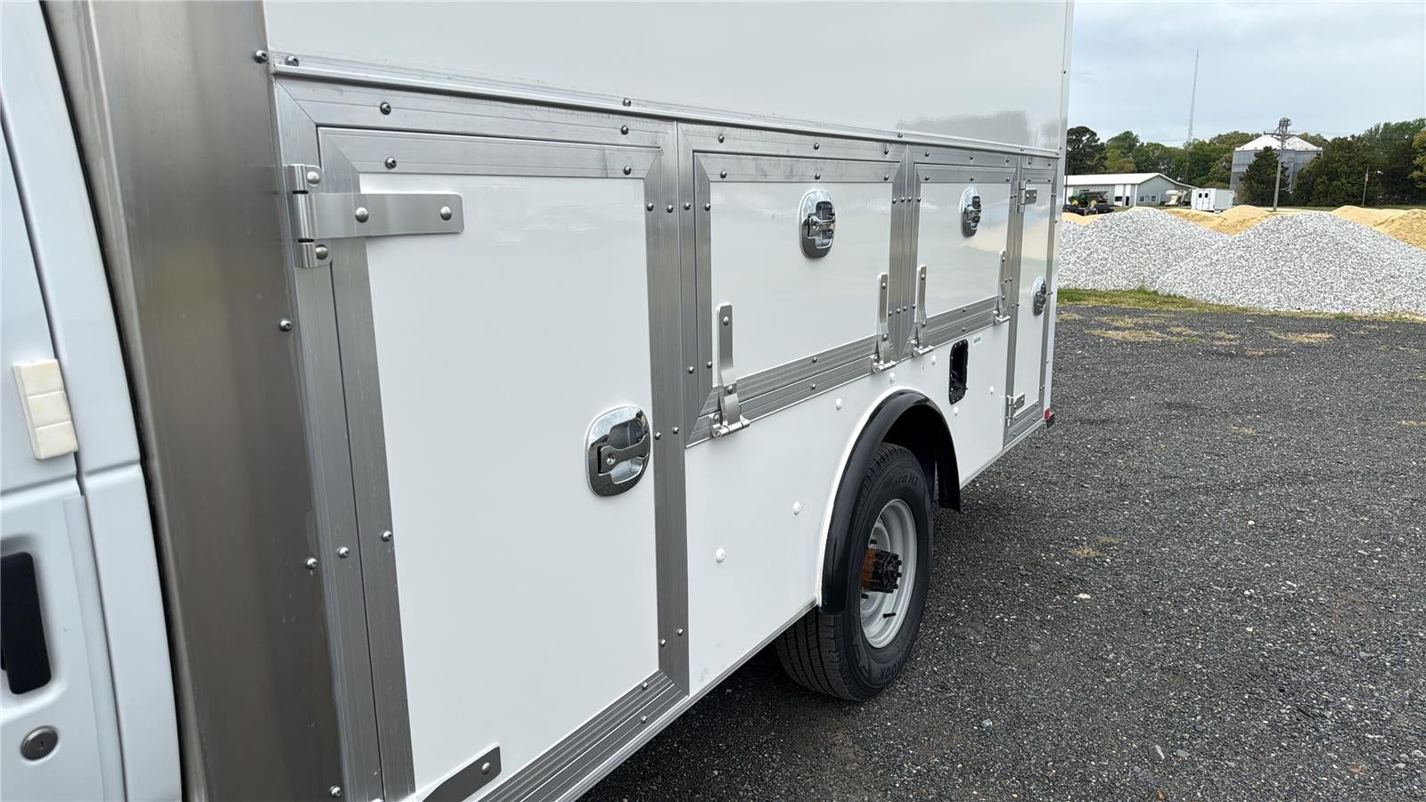 2027 Ford E305t E-350 SRW