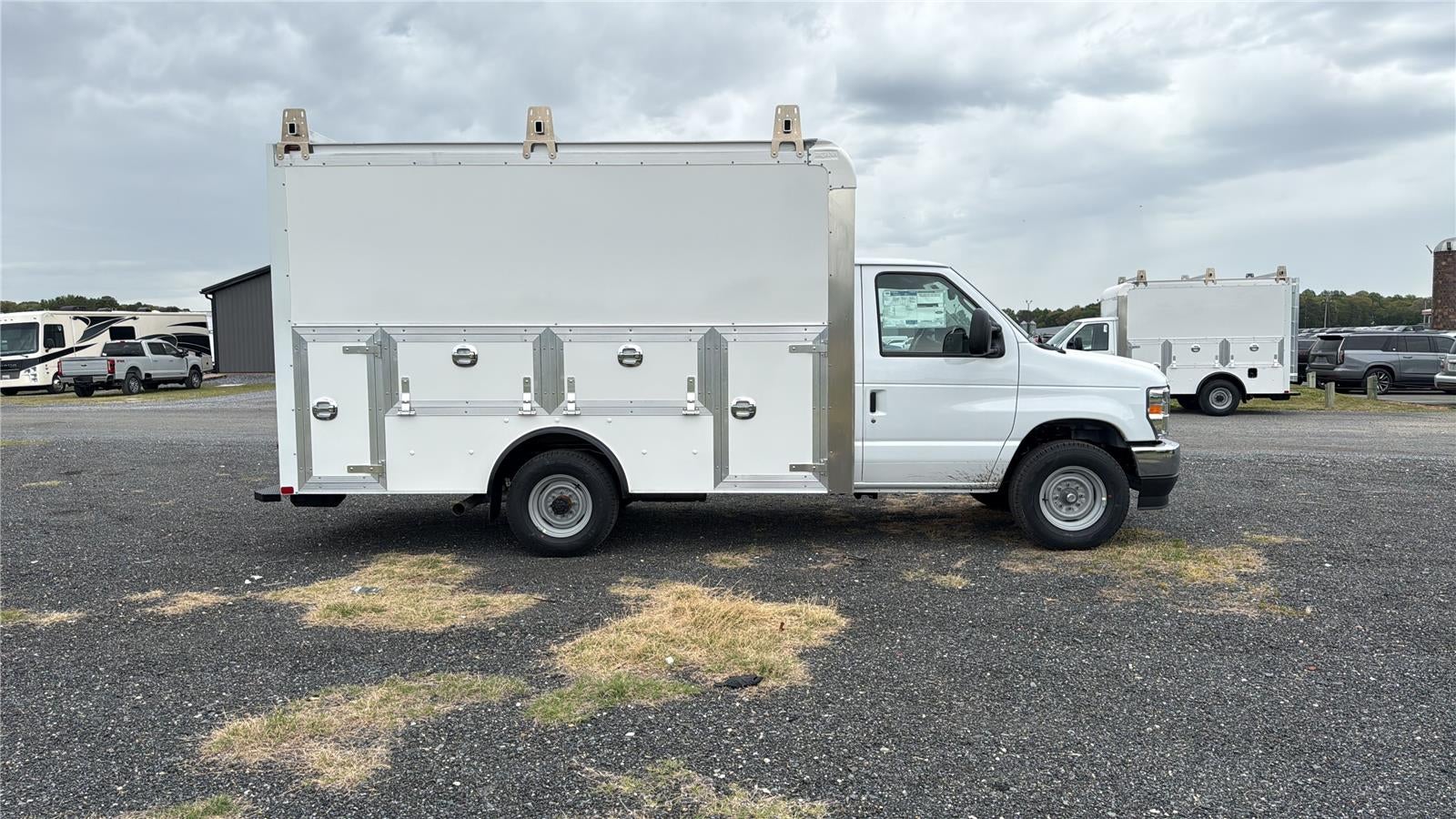 2027 Ford E305t E-350 SRW